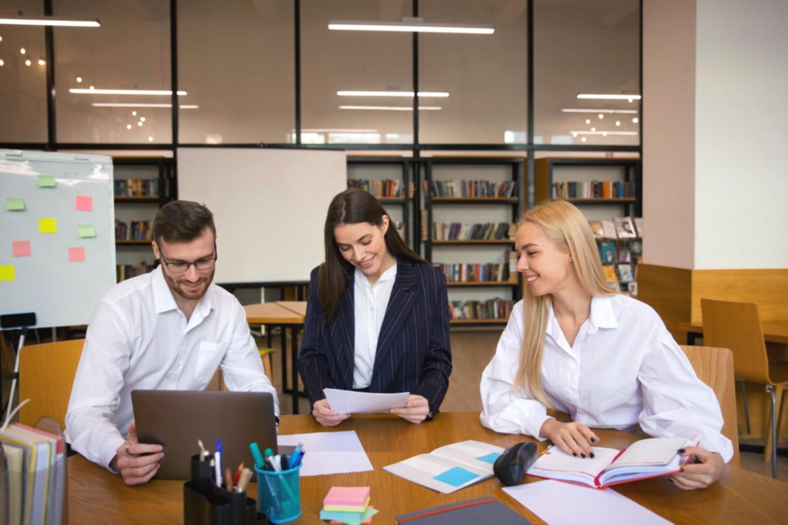 Espacio de trabajo profesional donde ayudamos a nuestros clientes con sus negociaciones presupuestarias